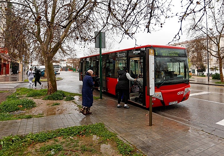 «Tiran piedras, naranjas o disparan perdigones a los autobuses y lo pagamos los vecinos»